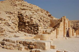 Kairo - Grabungsstätte Sakkara : Teilweise hergestellte Tempelanlagen bei der Stufenpyramide des Königs Djoser in Sakkara, aufgenommen 2006 bei Kairo