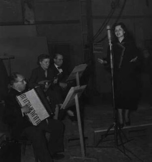 [Sonja Ziemann singend]