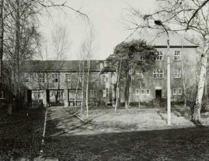 Dresden-Neustadt, Tannenstraße / östlich Hans-Oster-Straße. Ehemalige Kaserne der Sowjetarmee. Dienst- oder Unterkunftsgebäude