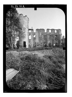 Dargun. Schloßruine (Zerstörung 1945). Teilansicht mit Eckturm
