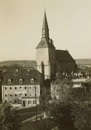 Dresden-Leubnitz. Kirche Leubnitz-Neuostra. Ansicht von Nordwesten, vom Dach des Stadthauses