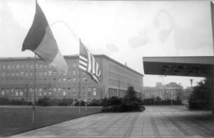 Berlin (Ost). Haus des Zentralkomitees der SED (1934-1938 als Reichshauptbank; H. Wolff), Eckansicht mit Hauptfassade. Aufnahme anläßlich des Empfanges eines amerikanischen Staatsmannes?
