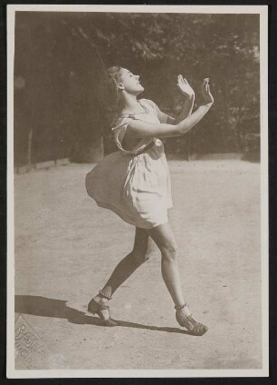 Grete Wiesenthal beim Tanz "Allegretto" nach Beethoven im weißen Minikleid auf einem Tennisplatz