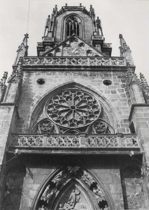 Die gotische Kirche St. Georg, Rosette und Turm, Schlettstadt im Elsaß