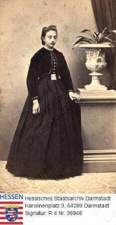 Günther, Meline geb. Bernbeck (1850-1915) / Porträt, in Zimmerkulisse stehend, Ganzfigur