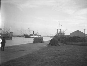 Hafen Fushiki : Blick von einem Kai über das Hafenbecken zu Überseedampfern