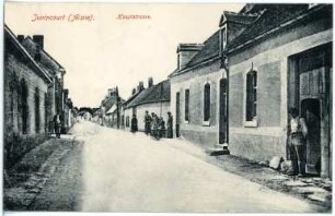 Juvincourt. Hauptstraße mit Einwohnern