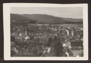 Blick auf Detmold und den Teutoburger Wald. Detmold. rechts der Turm der Erlöserkirche, links der der Martin-Luther-Kirche