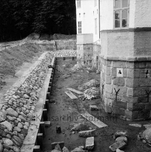 Restaurierung: innerer Graben: neue Grabenversteifung mit Holzbohlen am Grabenfuß: Grabenböschung nach Wiederherstellung mit alten Findlingen: saniertes Schlossfundament nach Abbau von Gerüst