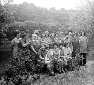 Gruppenbild der Frauen der Etuifabrik Grimma : VEB Etuifabrik Grimma. Gruppenbild der Arbeiterinnen im Grünen