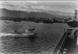 Palermo, Stadtansicht vom Schiff aus mit Wasserflugzeug