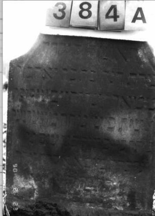 Grabstein 384 (Index: 100115712) Material: Sandstein Zustand: verwittert Maße HxBxT: 100x54x10 cm Beschreibung: Stele mit konkav eingezogenem Rundbogenabschluß Symbolik: Blüte: Grabstein 384A (Detailaufnahme)