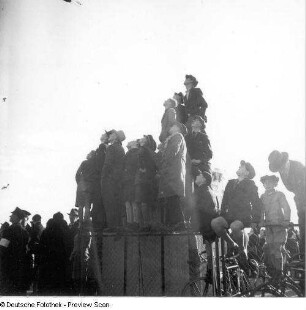 Berlin-Tempelhof. Deutsche Luftfestspiele 1930. Zuschauer am Flugplatz