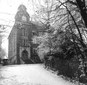 Dresden-Leubnitz-Neuostra, Heiligenbornstraße 15. 68. Grundschule Am Heiligen Born (1907). Haupteingang