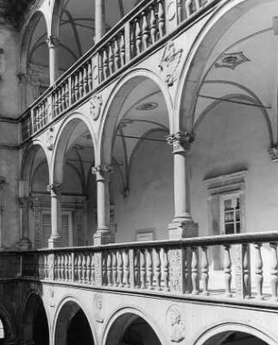 Spittal an der Drau. Schloss Porcia (1501/1600). Arkaden im Hof