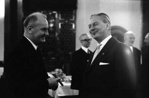 Freiburg: Kaufhaussaal; Nato-Konferenz; Ministerpräsident Kiesinger im Gespräch