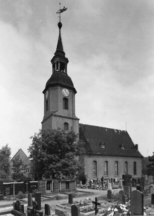 Gerichshain. Pfarrkirche (1784-1785, Restaurierung 1879 und 1960-1961). Ansicht über den Kirchhof von Südwesten