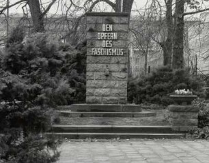 Neugersdorf, Denkmal für die Opfer des Faschismus : Neugersdorf. Denkmal für die Opfer des Faschismus (Granit, nach 1945), Hauptstraße 41 (Rathaus)