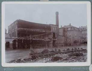 Die vom Hochwasser am 30./31. Juli 1897 zerstörte Möbelfabrik, Drechslerei und Holzbildhauerei Fritzsche & Schubert und das dazugehörige, ebenfalls zerstörte Wohnhaus in Potschappel (Freital)