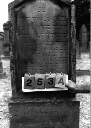 Grabstein 253 (Index: 99797754) Material: Sandstein, weiß Zustand: leicht verwittert Maße HxBxT: 126x51x12 cm Beschreibung: Stele, abgeflachter Giebel, Sockel: Grabstein 253A