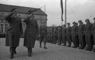 Einzug und Stationierung von 200 Soldaten der Bundesluftwaffe in Karlsruhe.