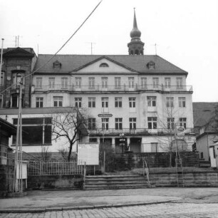 Bad Schandau, Marktplatz 1. Hotel "Dampfschiff" (bezeichnet 1649 und 1883). Anbau (um 1910) an den marktseitigen Hauptbau. Elbseite. Ansicht von Süden