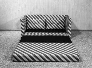 Sofa (Zweisitzer) : Leipzig. Leipziger Herbstmesse, 1986. Sofa (Zweisitzer). Holz, Polsterung mit Mischgewebebezug (1986; VEB Möbelkombinat Zeulenroda-Triebes (ZEUTRIE))