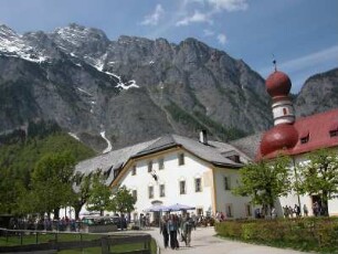 Ehemaliges Jagdschloss und Wallfahrtskirche auf der Halbinsel Sankr Bartholomä im Königssee bei Berchtesgaden