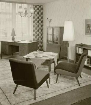 Deckenlampe : Wohn- und Arbeitszimmermöbel (1956; Entwicklungsstelle Radeberg - zum Teil nach Entwürfen von Schierz) in Ausstellungskoje