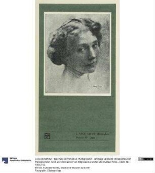 Bildseite Verlagsprospekt 'Heliogravuren nach Gummidrucken von Mitgliedern der Gesellschaft zur Förderung der Amateur-Photographie' [unter Verwendung 'Portrait Mlle Lygis' von Page Croft] (Signet: Arthur Illies)