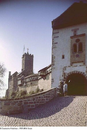 Eisenach. Wartburg, Blick auf Zugbrücke mit Torhaus, Elisabethengang und Bergfried