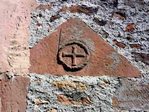 Michelsberg-Evangelische Kirche - Chor von Süden (romanischer Rechteckchor)-romanisches Türgewände - Dreieckiger Türsturz mit Ornamentik (-Fraischrelief-) im Detail