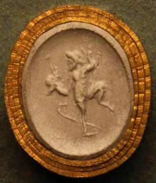 Tanzender Satyr mit einer Larve in der Hand (Daktyliothek, Erstes Mythologisches Tausend)