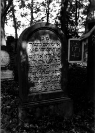 Grabstein 357 (Index: 100111907) Material: Sandstein Zustand: gut Maße HxBxT: 112x49x21 cm Beschreibung: Stele, profilierter Sockel, Rundbogenabschluß, Schriftfeld eingetieft: Grabstein 357