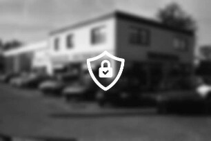 Autohaus Gebrüder Kemnitz GmbH: Heinrich-Hertz-Straße: Außenansicht: über Schaufenstern Firmenname: davor auf Parkplatz Pkws: 31. Oktober 1986