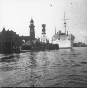 Reisefotos. Das Passagierschiff "Milwaukee" im Hamburger Hafen mit Leuchtturm