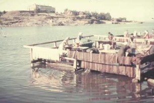 Reisefotos Skandinavien. Wäscherinnen auf einem Podest im Wasser