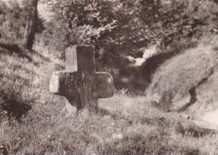 am Heimburger Weg. Sühnekreuz