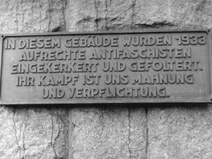 Aue, Schlemaer Straße 49. Verwaltungsgebäude der Wismut (vor 1945 Polizeikaserne). Gedenktafel zur Einkerkerung und Folterung von Antifaschisten 1933