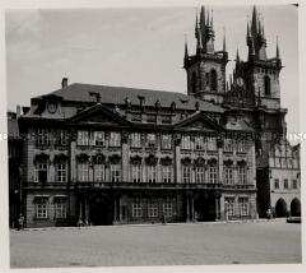 Das hunderttürmige Prag, Altstädter Ring, Kinsky-Palais, im Hintergrund die Kirche der Jungfrau Maria vor dem Teyn