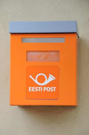 Briefkasten : Genormter Briefkasten der estnischen Postverwaltung. Aufgenommen im April 2008. Foto Uwe Gerig