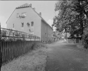 Gutshof (Vollblutgestüt Lehn; um 1730, 19. Jh.). Wohnhäuser am Wirtschaftshof