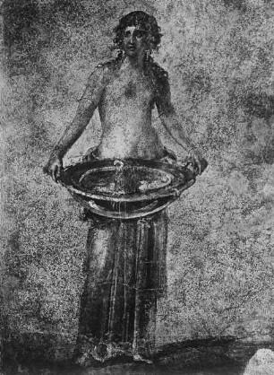 Frau mit Schale
