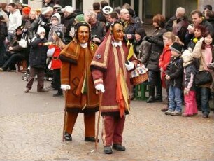 Rottweiler Narrensprung : Der größte und traditionsreichste Narrenumzug Baden - Württembergs wird in Rottweil dreimal im Jahr veranstaltet, am Fasnetsmontag und am Fasnetsdienstag. Tausende Narren ziehen durch die Stadt, auch Kleinkinder werden schon mit Masken verkleidet. Bild: Narren vor einer steinernen Madnonna. Aufgenommen am Fasnetsdienstag 2008. Foto Uwe Gerig.