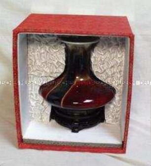 Vase in Holzkiste