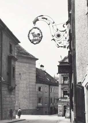 Wirtshausschild mit Ochsen : Straßenbild mit Wirtshausschild