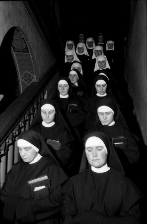 Freiburg, Günterstal: Kloster St. Lioba, ewige Profess, Generalpriorin und Nonne auf Treppe
