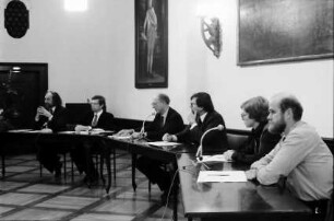 Freiburg: Kaufhaussaal, Podiumsdiskussion, gesamt, Kunibertas Dobrovolskis; Prof. Dr. Helmut Büsse, Liturgiewissenschaft; Alfons Ruf, Dekan; Udo Hildenbrand, Diözesanpräses; Brigitte Fröhlich; Michael Maier, Pfarrgemeinderat