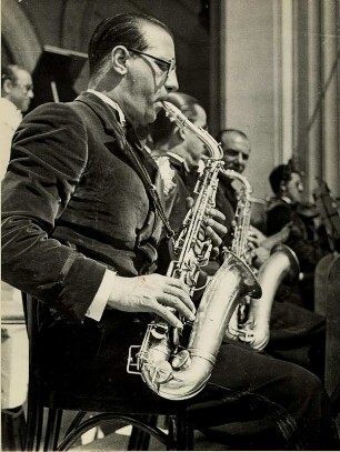 Saxophonspieler im Orchester
