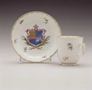 Henkelbecher und Unterschale mit Wappen Da Ponte und Blumendekor